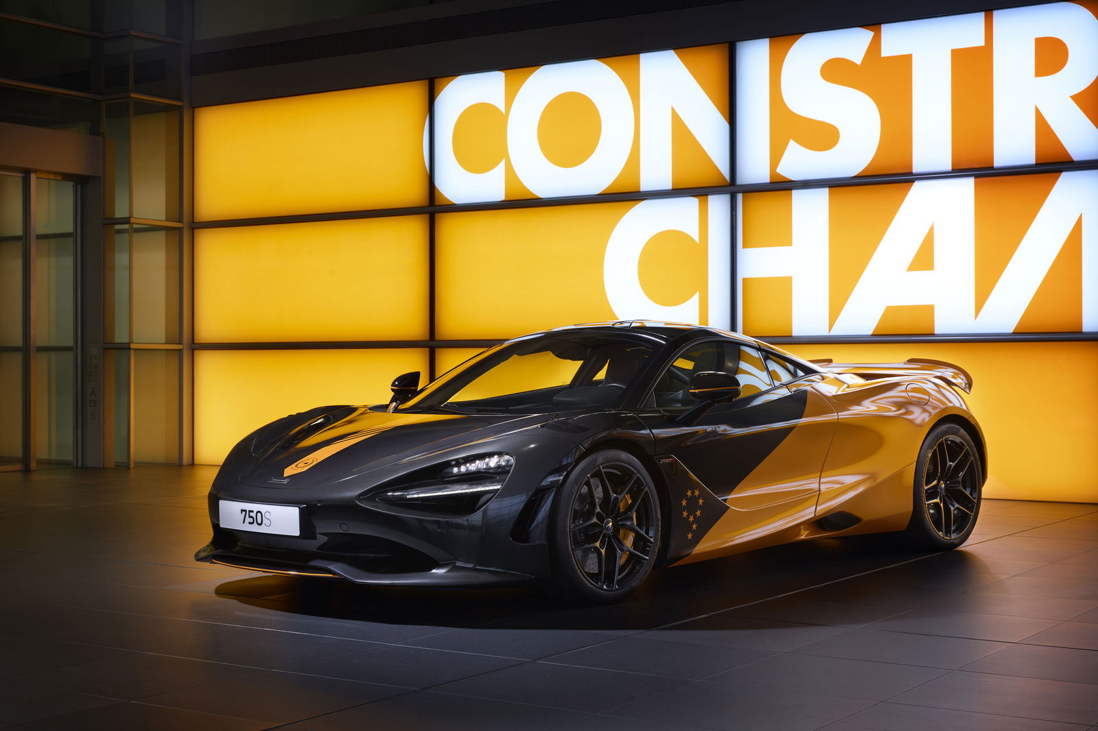 McLaren 750S MCL38 Celebration Edition - front